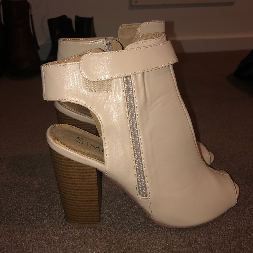 Chunky beige pumps